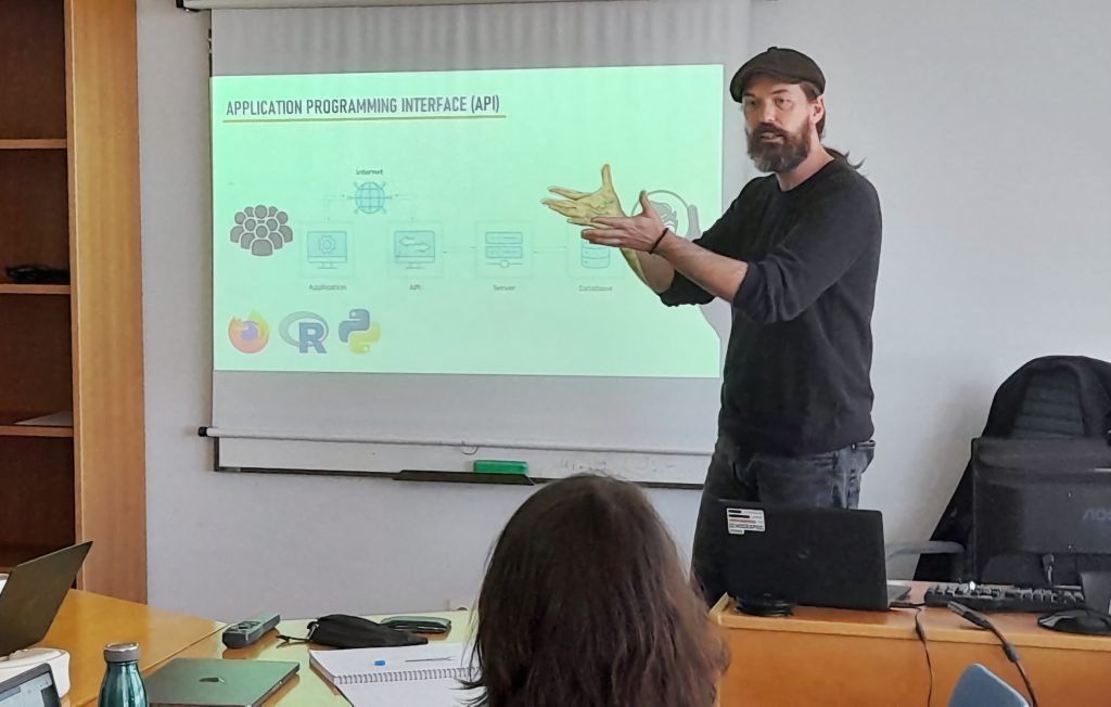 Douglas Leasure presents at the workshop 'Digital and geospatial data in sociological research' at UNED in Madrid